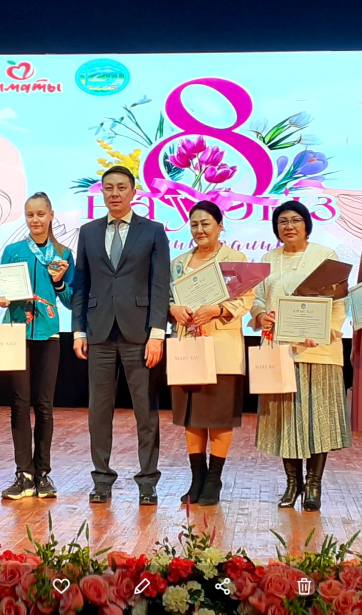 Медеу ауданының әкімі  Е. Оразалин  бақшамыздың меңгерушісі Есимбетова Гүльнара Алиханқызына    Алғыс хат табыстады.