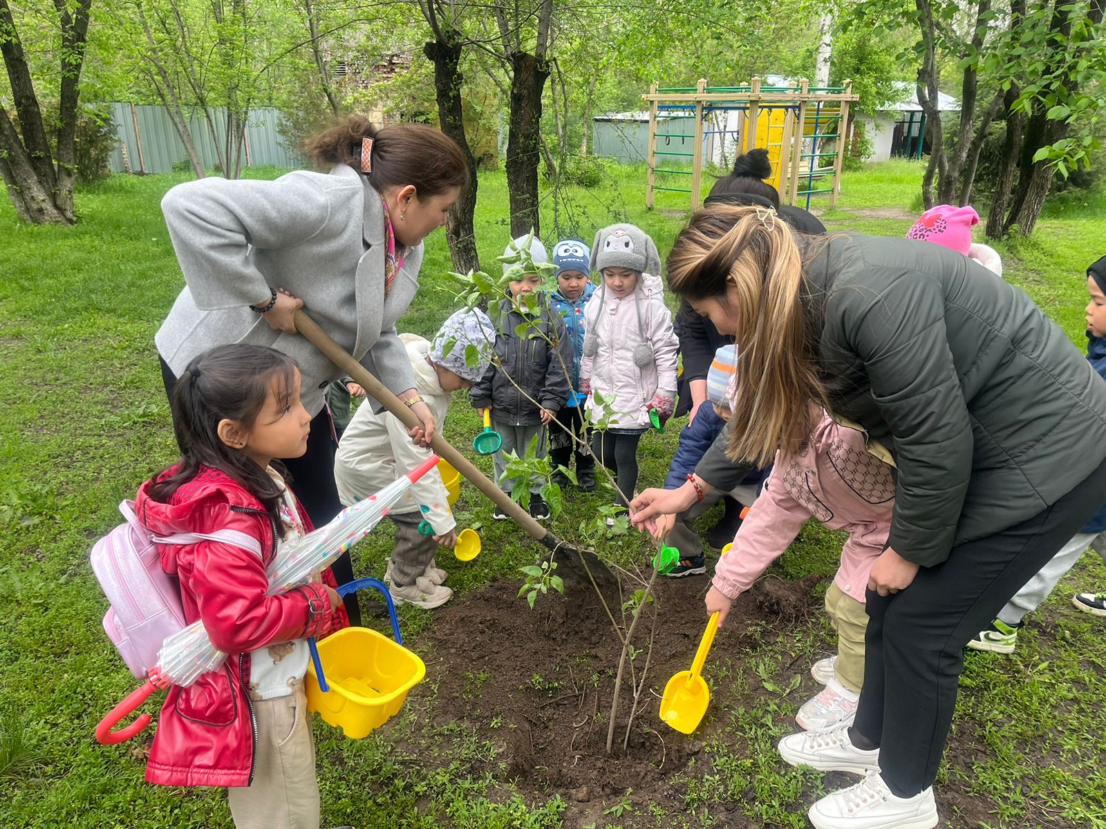 Мектепалды топ тәрбиеленушілерінің ағаш отырғызу акциясына