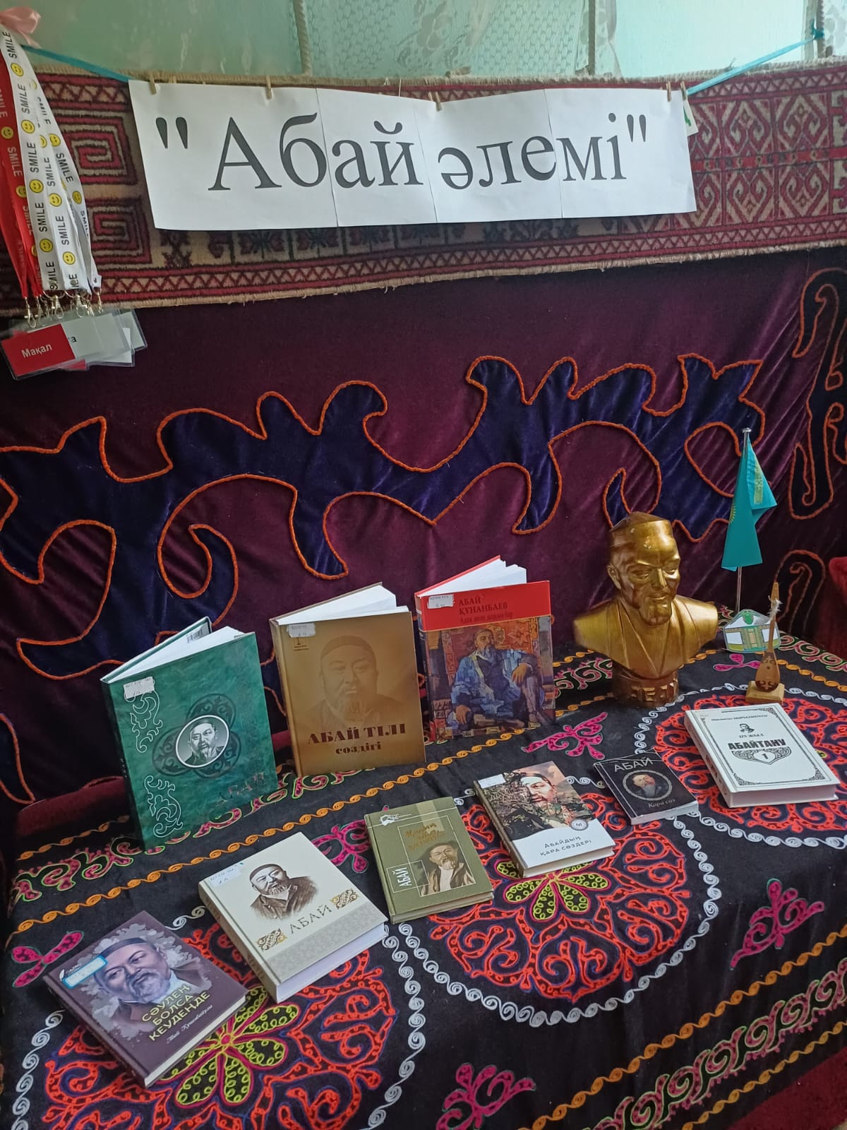 Атақты ақын, ағартушы, қазақ жазба әдебиетінің негізін қалаушыАбай Құнанбаевтың 180 жылдық мерейтойына орай   «Абай әлемі» тақырыбында балабақшамызда кітап бұрышы ұйымдастырылды.
