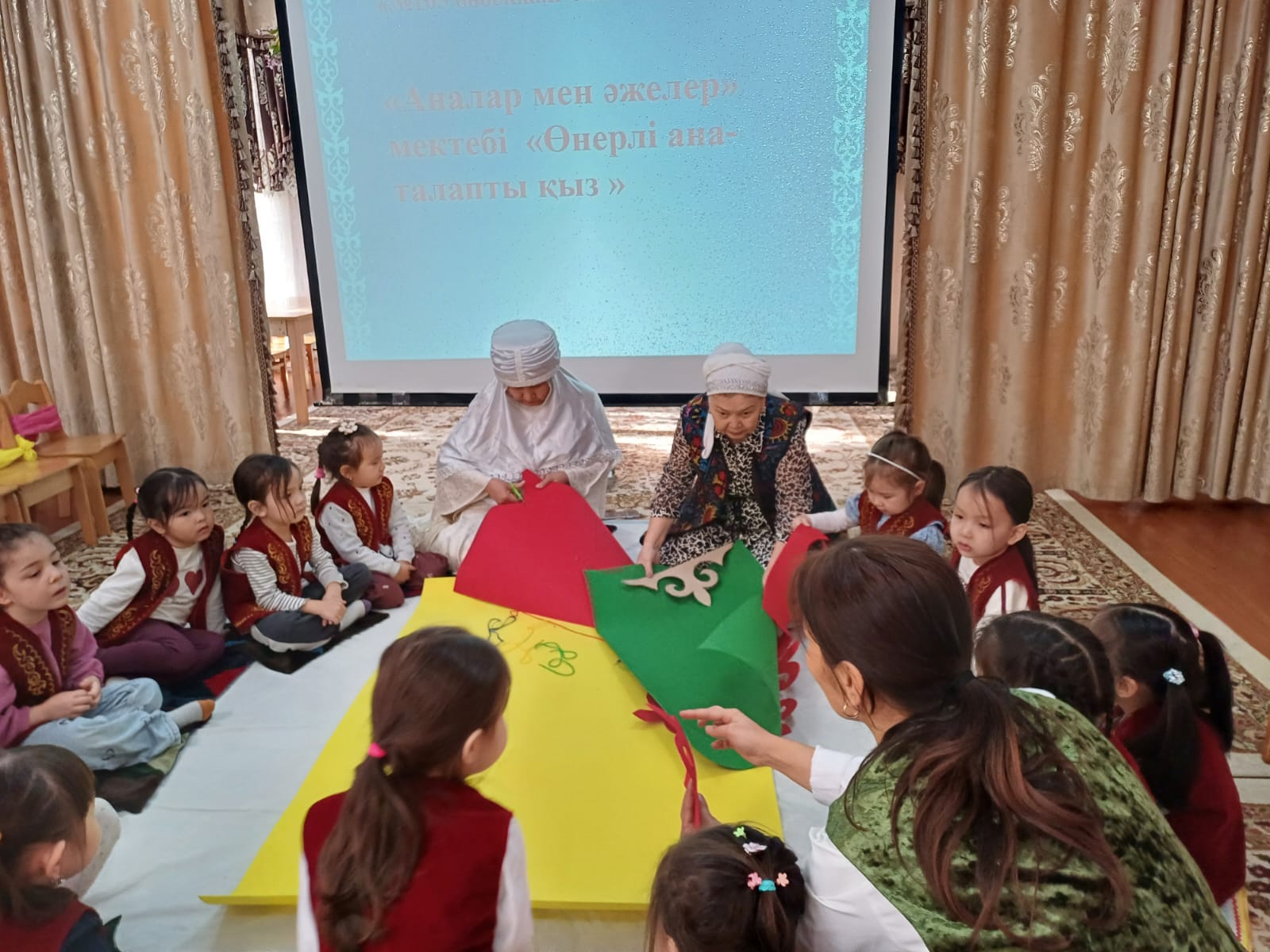«Аналар мен әжелер» мектебі  «Өнерлі ана-  талапты қыз »